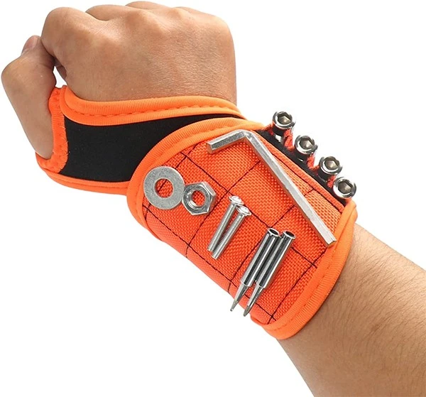 magnetic wristband for screws
